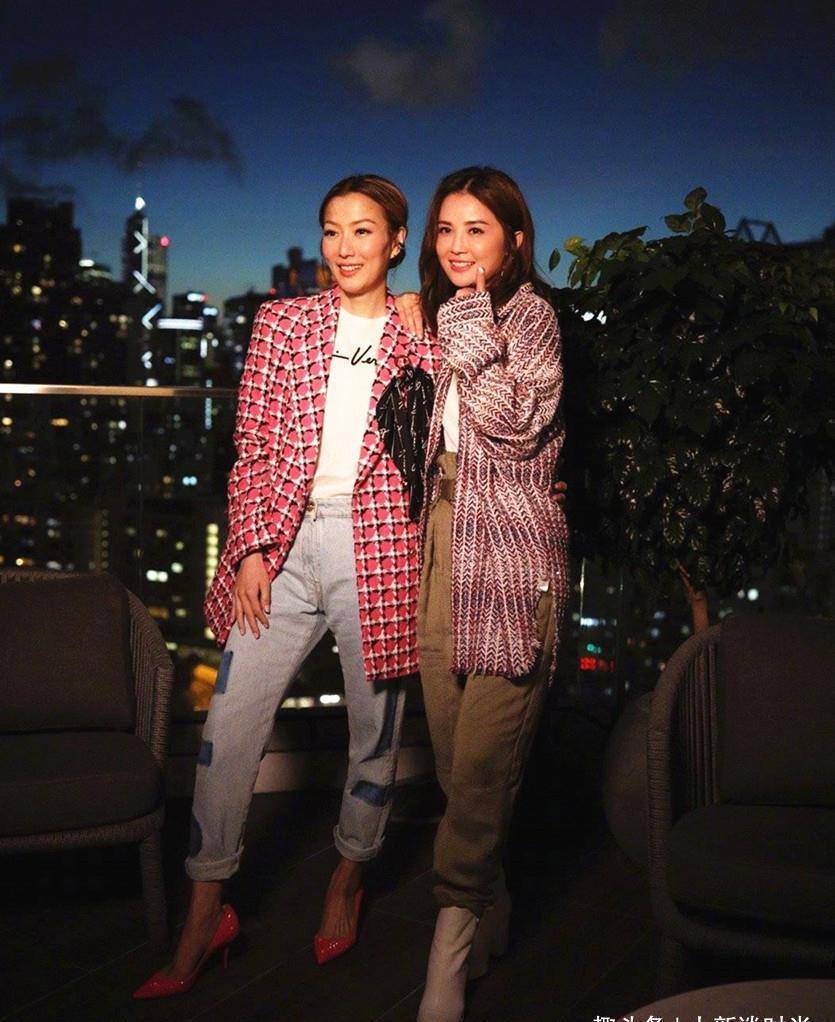 郑秀文与蔡卓妍晒合照,两人一个御姐,一个淑女,你更喜欢谁_西装_造型