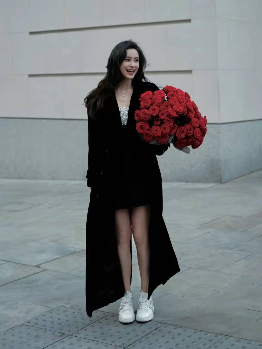 35岁杨颖生日写真高贵大气,手捧红色玫瑰花,气质魅力不减