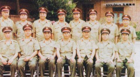 南京军区副司令何其宗在火车站碰见两个军嫂被歹徒洗劫,非常愤慨_将军