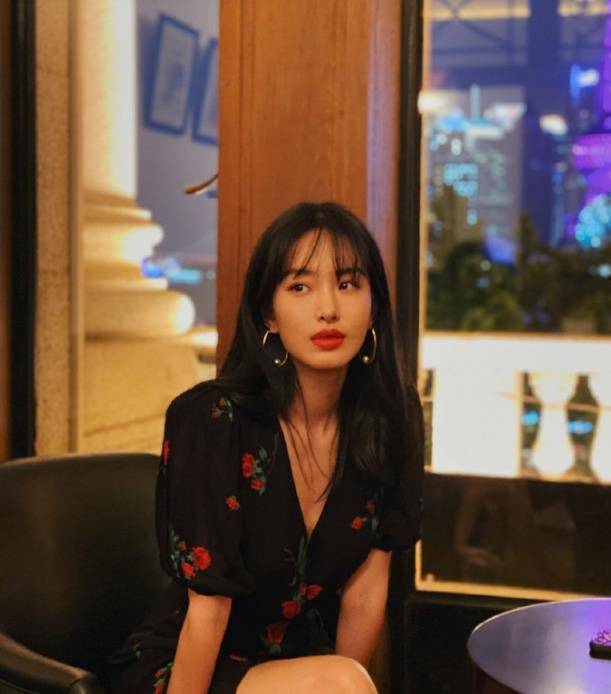 杨采钰剪齐刘海儿配大红唇,领口成亮点,少女感与气质并存_时尚_身材