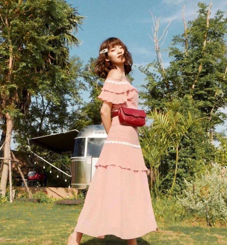 走甜美粉嫩系穿搭的集美,可以学习参考一下泰国的时尚博主galelega的