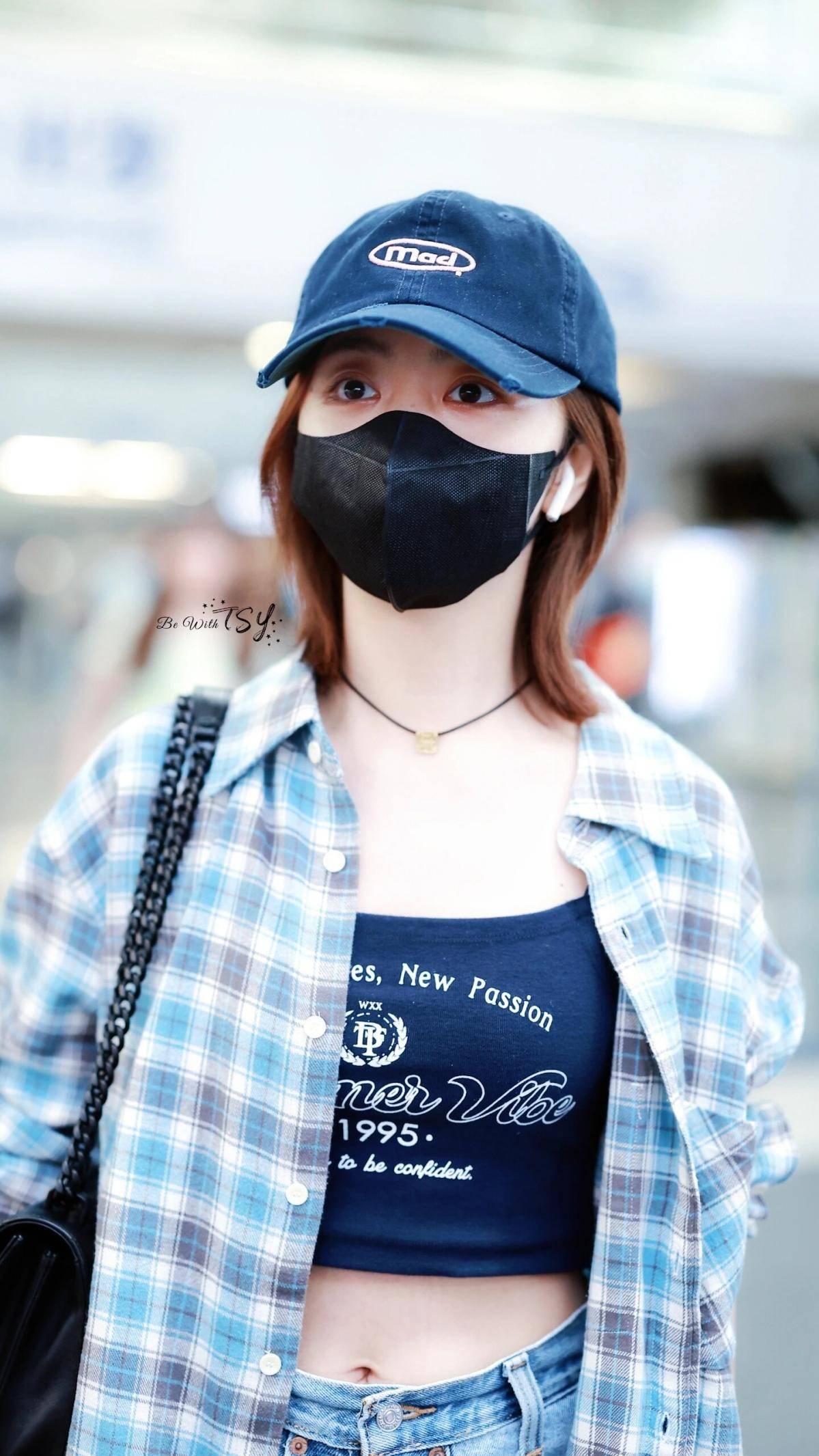 谭松韵带火了"外长里短"穿搭:格纹衬衫 牛仔短裤,时髦又减龄