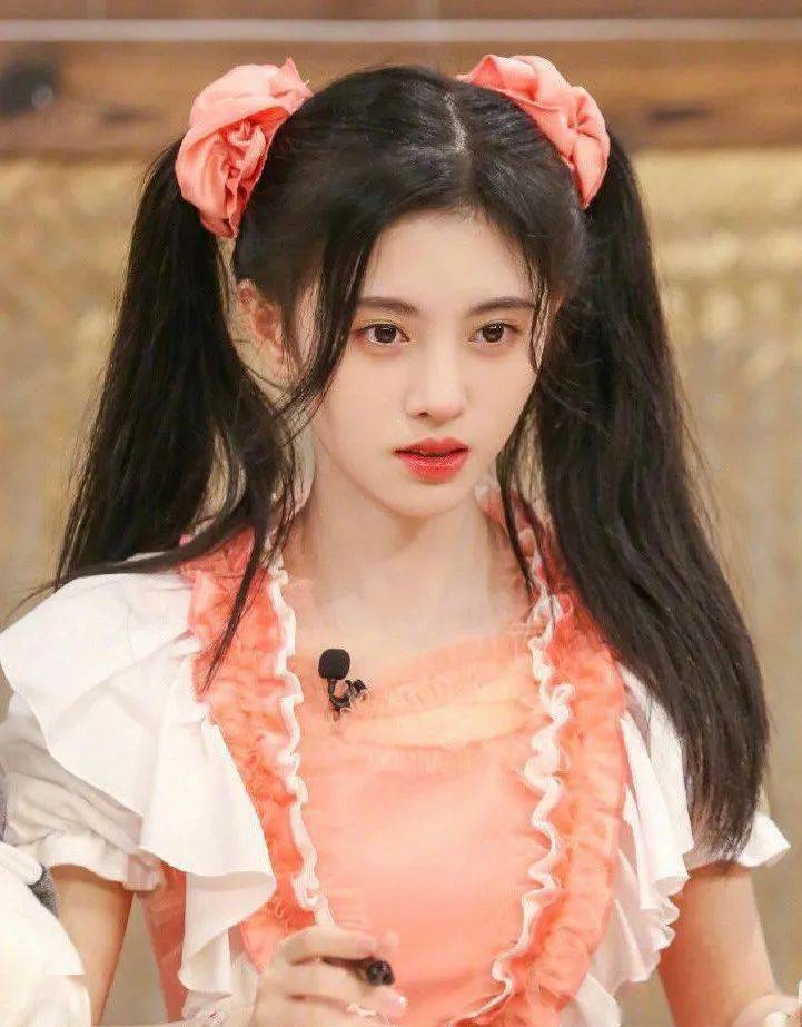 卷发双马尾更是能营造出发量富翁的效果,微酷又不失甜美,如果你是发量