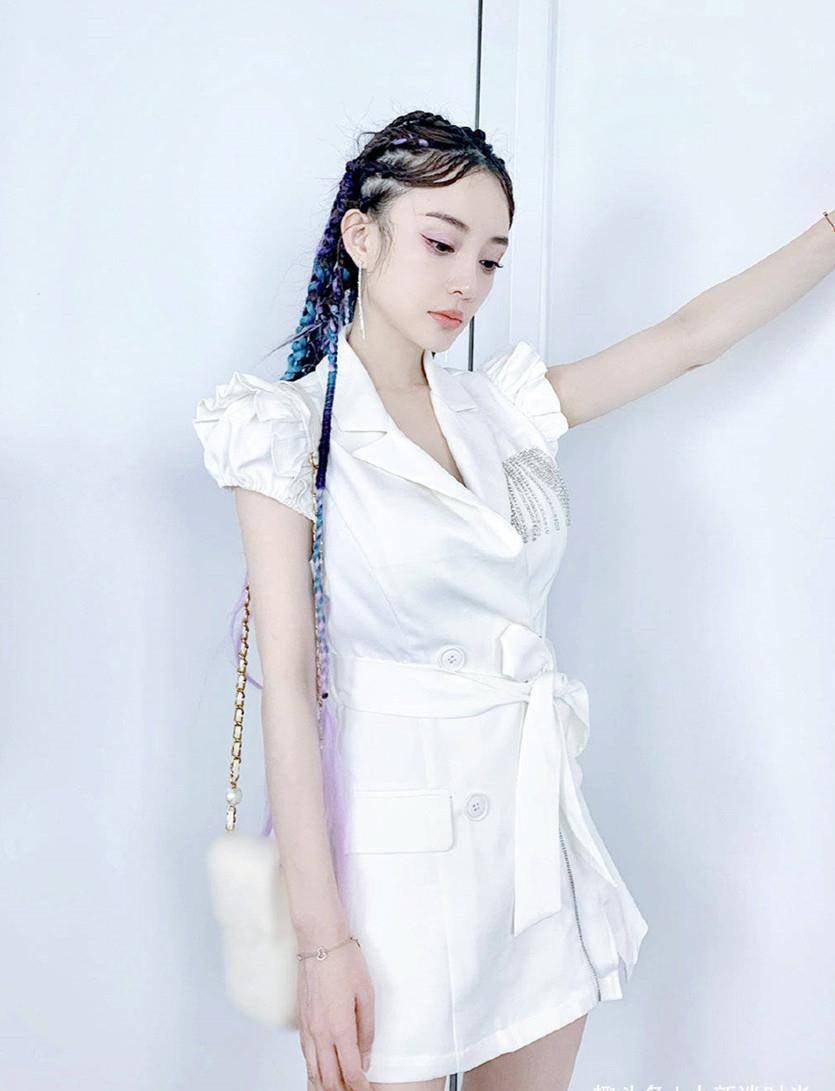 李小璐私服照曝光,扎脏辫化浓妆,网红范愈发明显_造型_一身_时尚