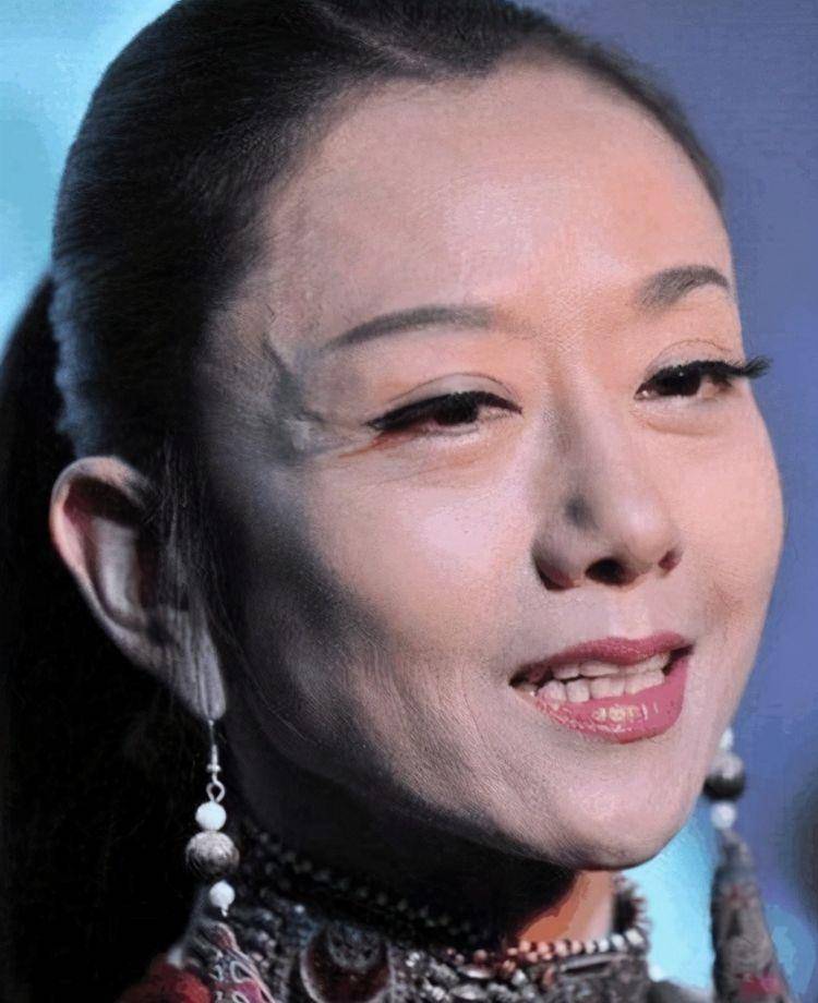 杨丽萍10年不摘帽子,本以为是装饰品,摘下帽子后让人感触良多_舞蹈