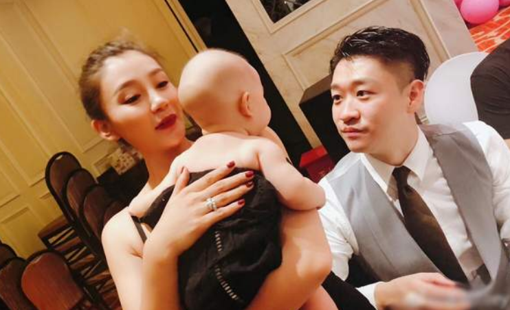 曹云金强拽女生上车,第二天女主晒恩爱照,网友:会玩!_女孩_视频_对方