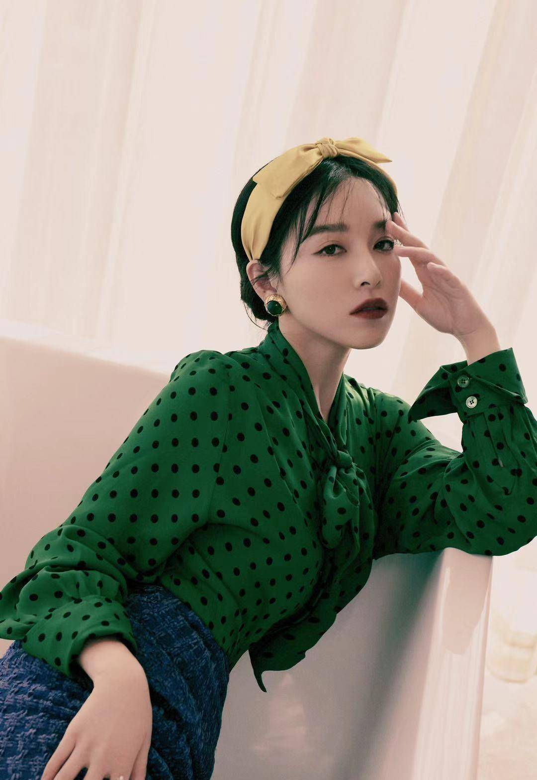 针织裙复古优雅,清冷的气质型美女,让人想拜倒在小姐姐的石榴裙下了