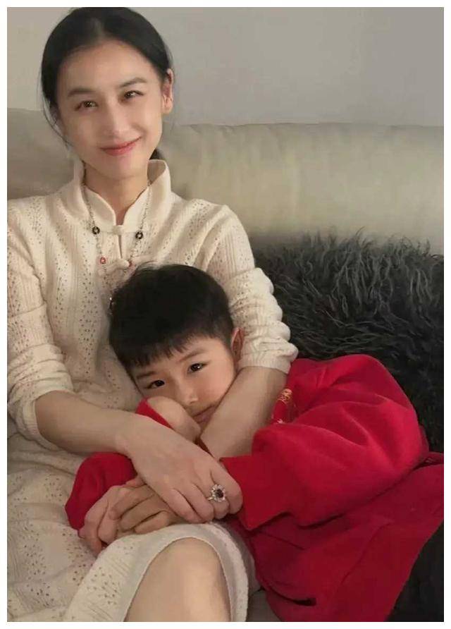 黄圣依素颜绑马尾合影儿子,姐弟俩甜蜜亲子时光!_家庭_照片_安迪