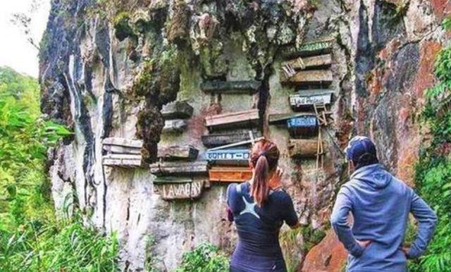 悬棺重几百斤,下面就是湍急的河流,古人怎么放到几十米的崖上?