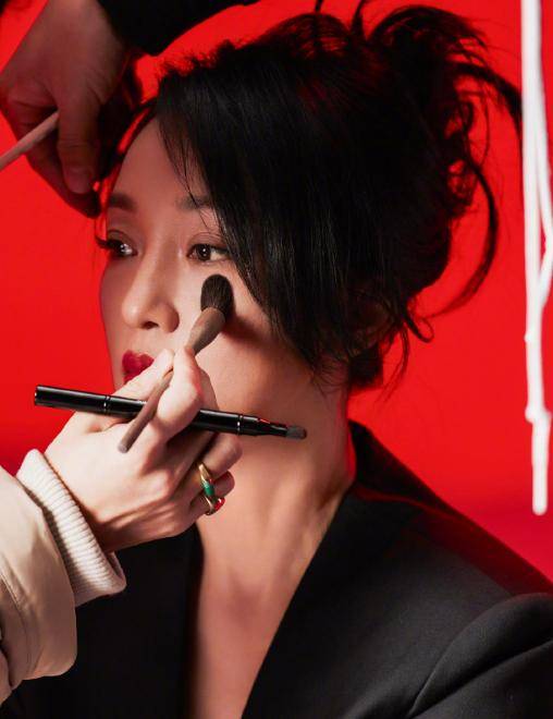 周迅黑色西装惊艳亮相,侧脸轮廓立体感十足,皮肤也是细腻发光