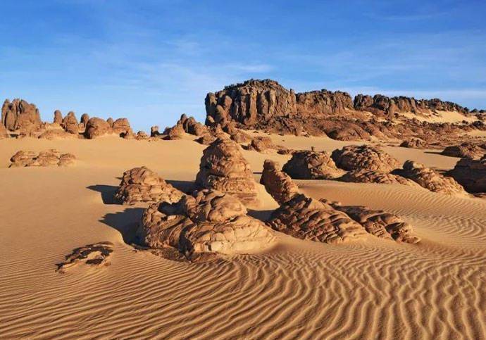 3,利比亚沙漠(约169万平方公里)位于撒哈拉沙漠东北部.