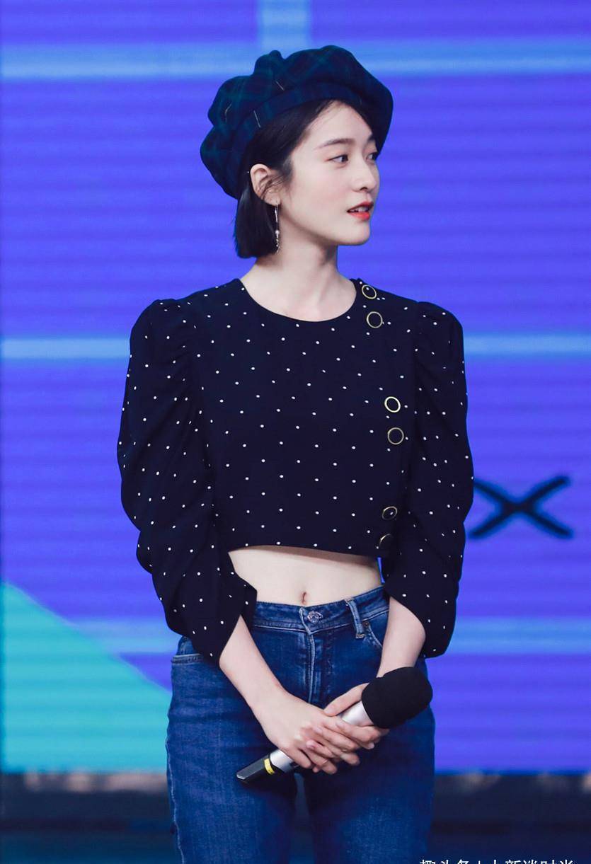 张雪迎22岁就有"宠儿身材",清纯中带着妩媚,穿丝带裙凹凸有致_连衣裙