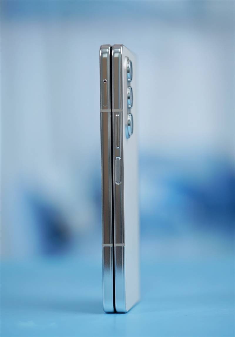 玩折叠还得看三星五代折叠屏galaxyzfold5评测均衡成熟的折叠水桶机