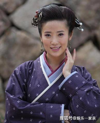 不过和她同班颇具名气的章子怡,在同学聚会的时候,还是亲切的称呼她为