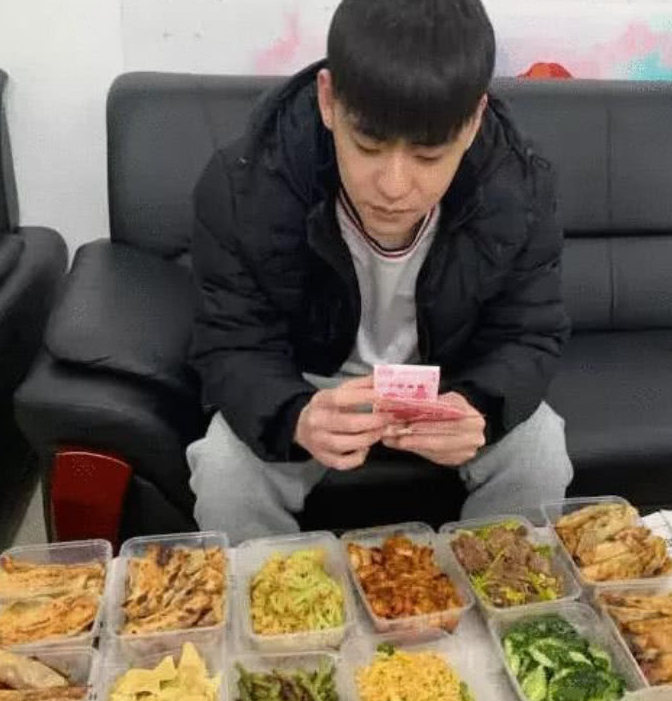 新晋泡面网红吃法,张云雷式泡面受到众多网友追捧,连汤都不留!