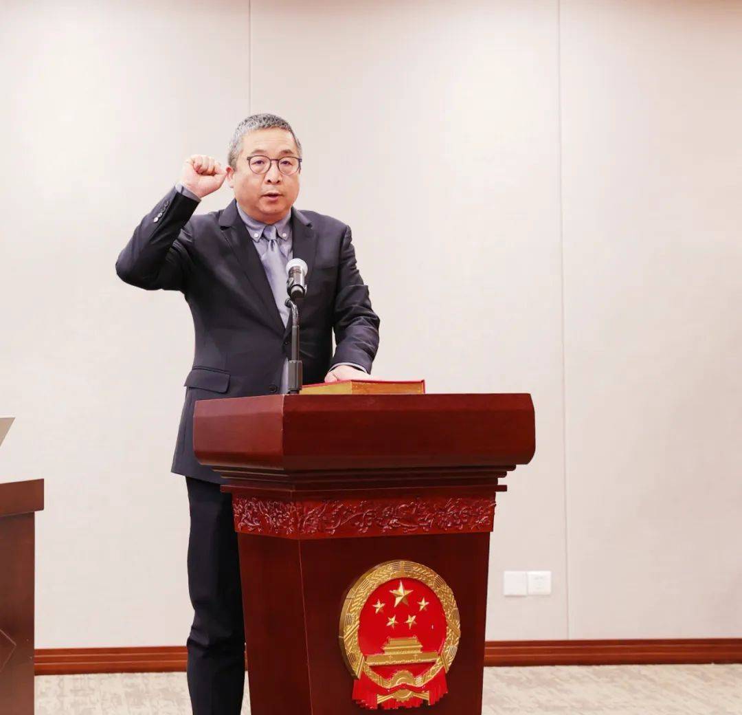 区九届人大常委会举行第十八次会议决定任命邓小冬为宝山区副区长