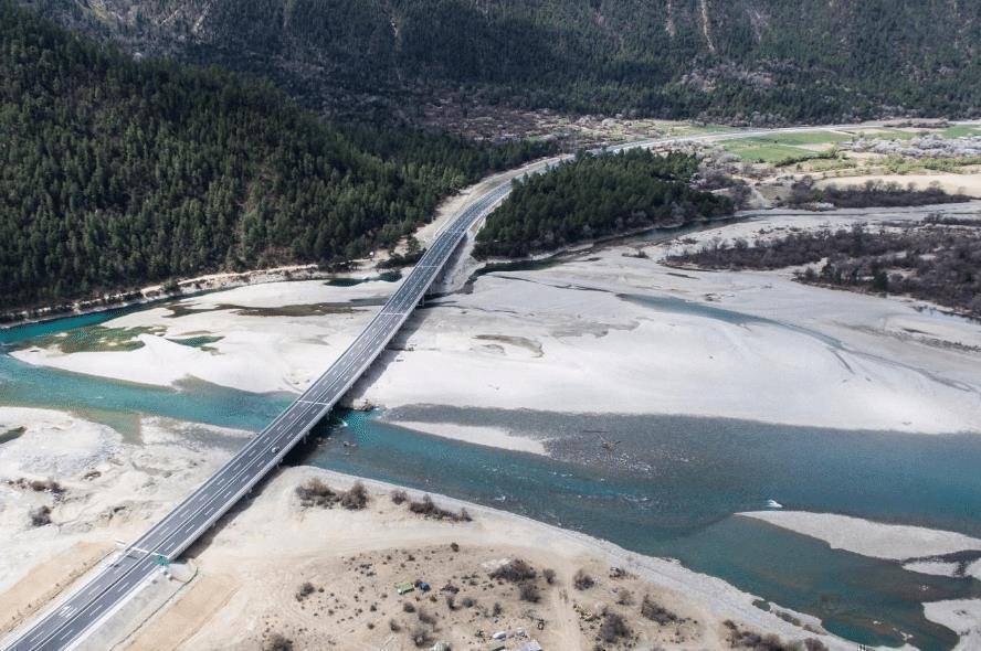 是拉萨与林芝之间的一级公路,也是雅叶高速公路的一部分