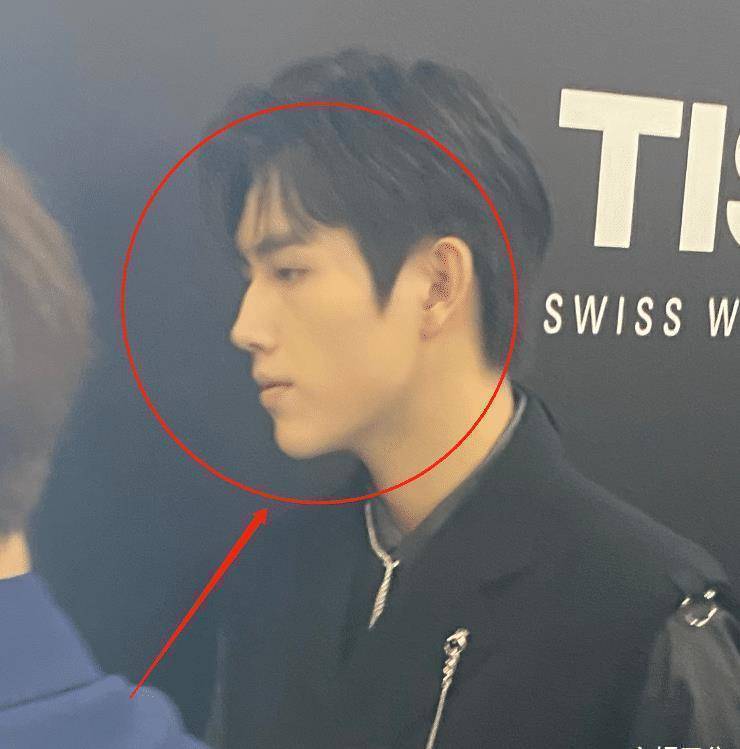 原创陈飞宇现身活动被拍粉丝后期来不及修图这侧脸也太优越了吧