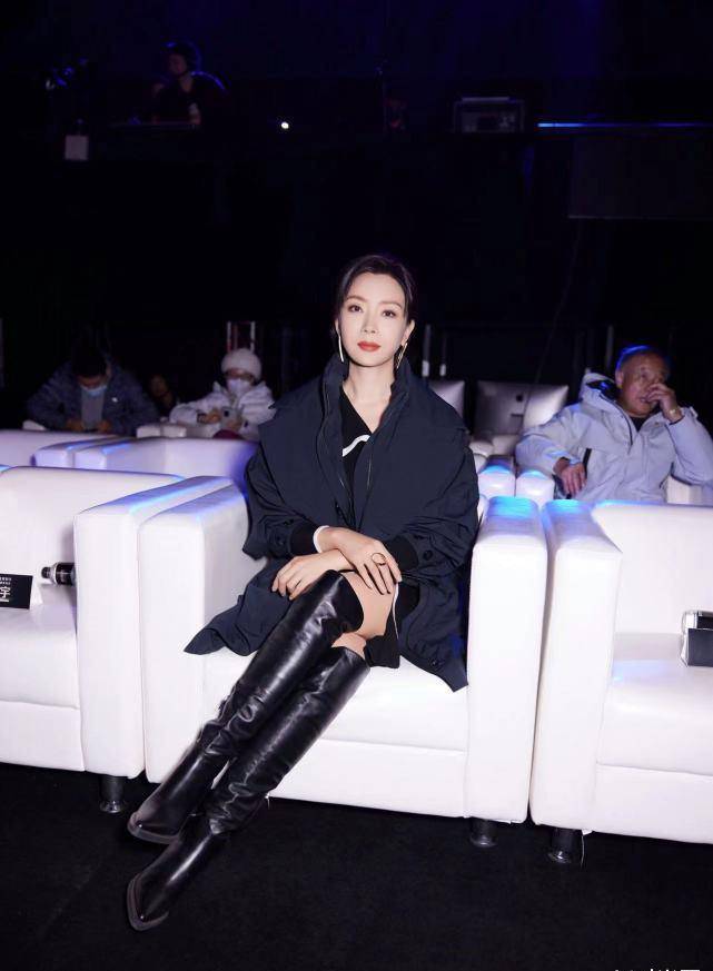 原创陈数这一身看着简单却很经典优雅有气质