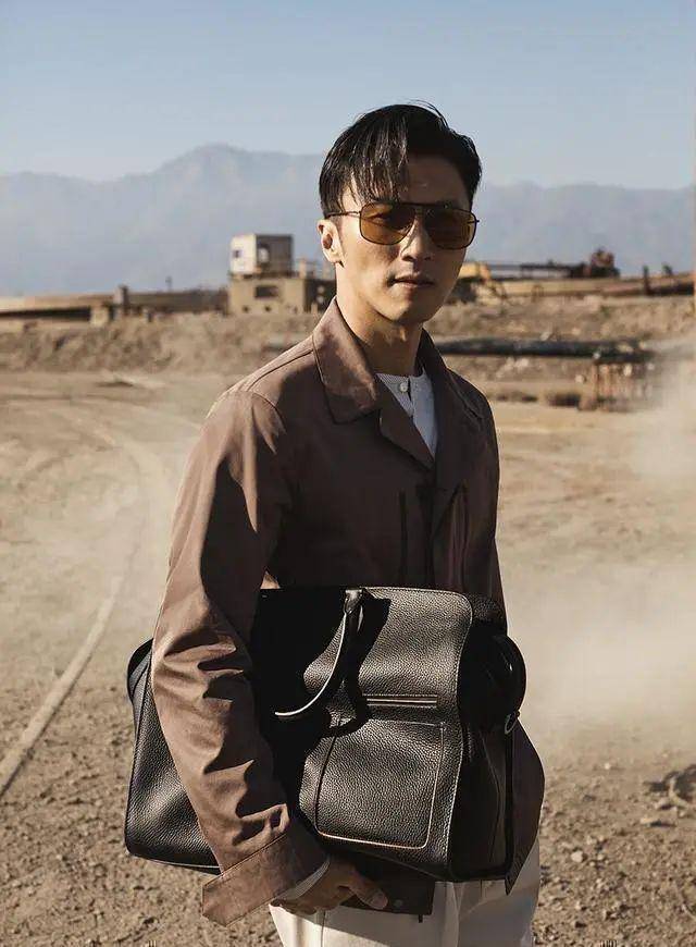 40岁谢霆锋解锁新造型,破洞牛仔 破洞t恤,梳起脏辫潮范十足_时尚_气息