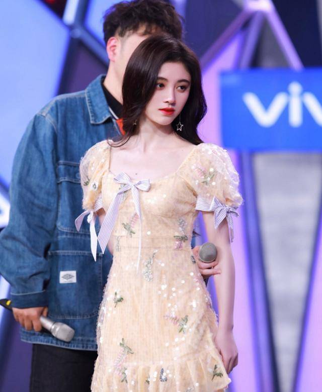 原创鞠婧祎参加快本身穿蛋黄裙惊艳全场不愧是四千年美女