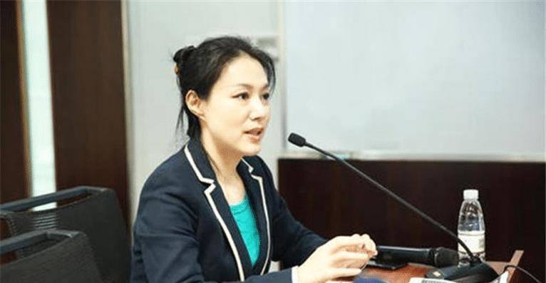 北大美女教授史蛟:开课时座无虚席,34岁未婚学生很焦虑_父母_女儿