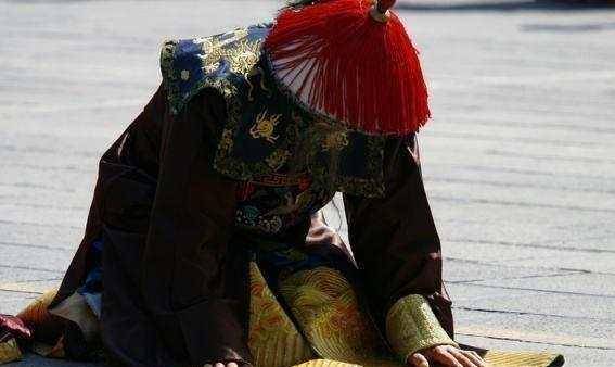 往往在上任前就往衣袍上面撒一泡童子尿,这样有童子拜观音的意思,希望