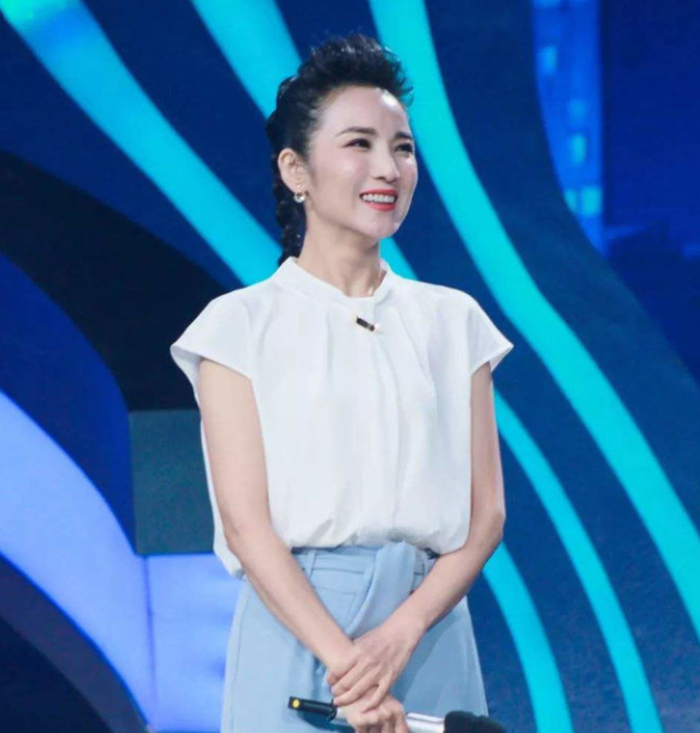 管彤罕晒婚纱照庆锡婚,神秘男子出镜制造惊喜,满头白发亚宁道贺_电视