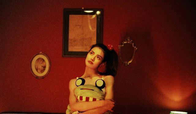 钟楚曦晒生日照,白色复古吊带裙,秒变活泼可爱少女_时尚_电影_女生