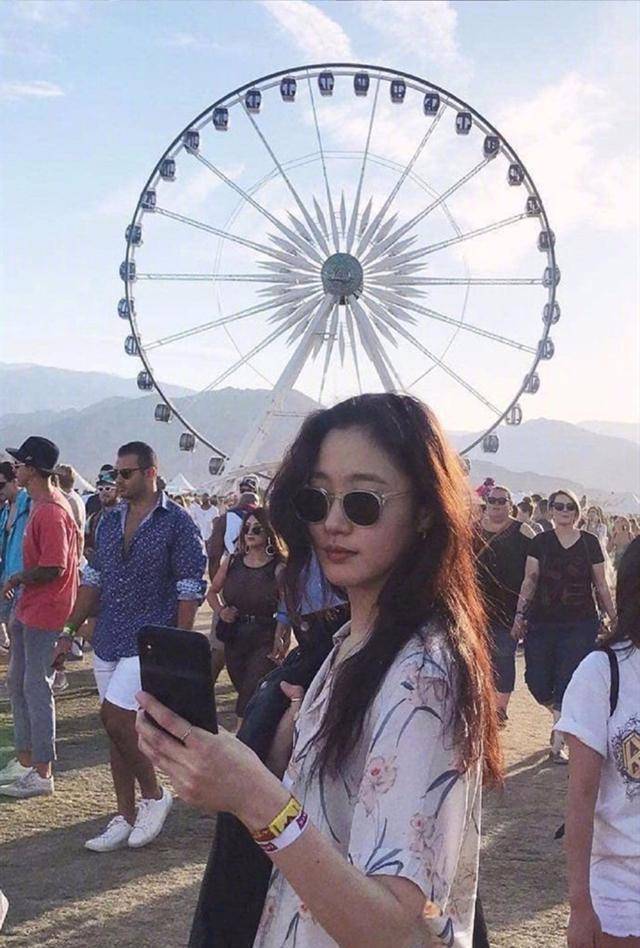 金高银诠释私服最美穿搭,宛如邻家少女,笑起来如沐春风_欧尼_带着