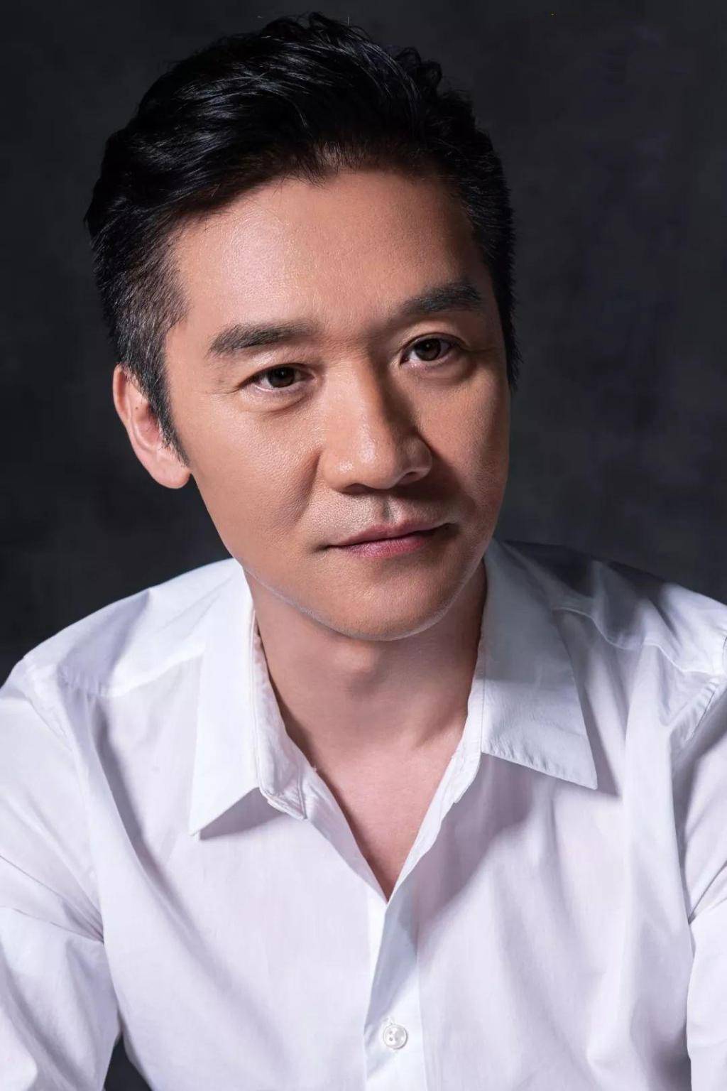 老戏骨黄志忠吴刚罕见聚会,临别时握手拥抱感情好,曾因长得像让观众分