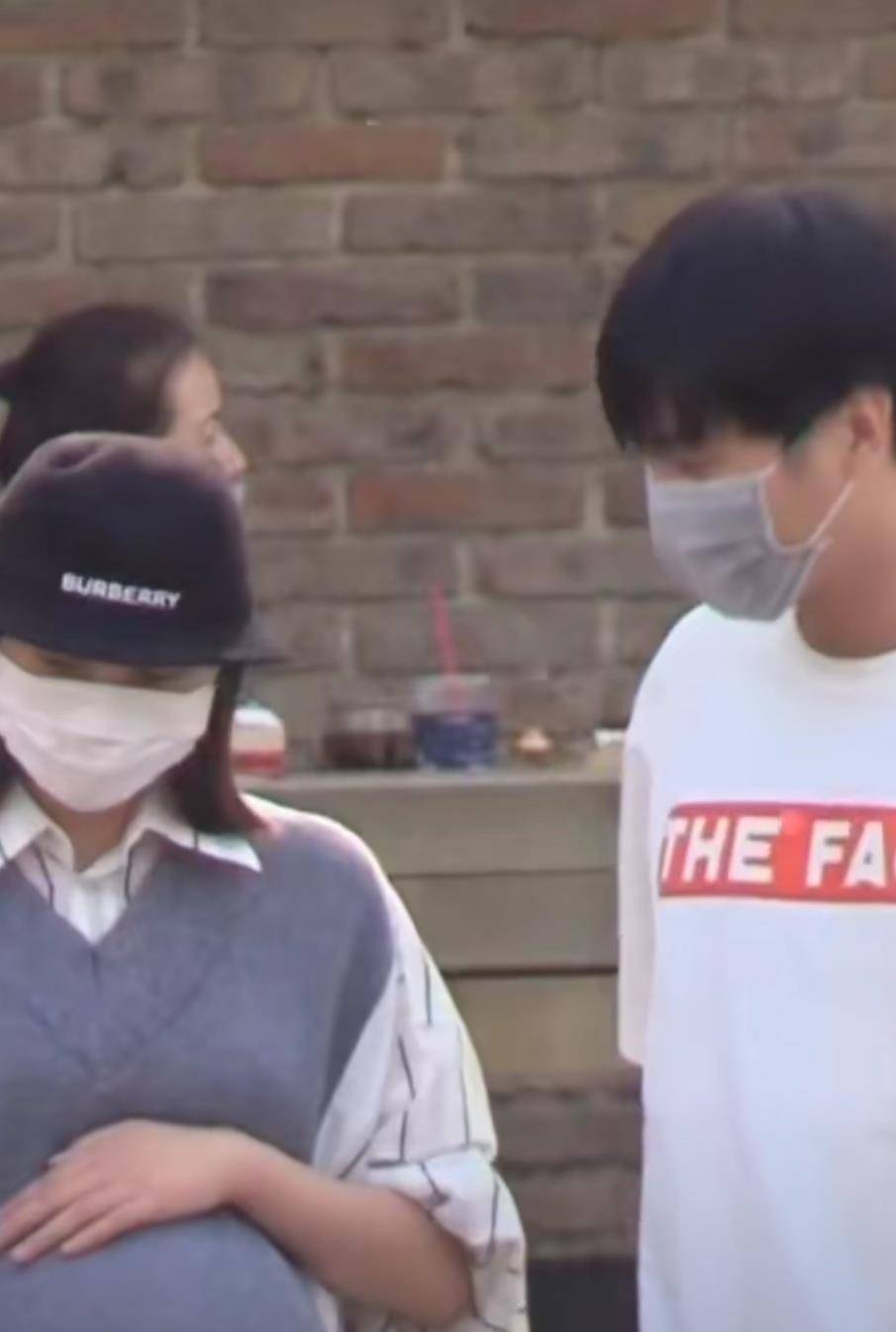 等到唐艺昕和张若昀两个人真正官宣结婚喜讯的时候,大家又都在关注两