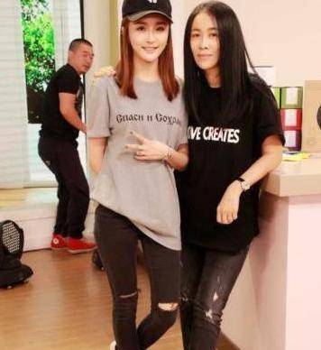 二人结婚后,生活的非常低调,而那时的陈冰并没有任何的名气,因此,很少