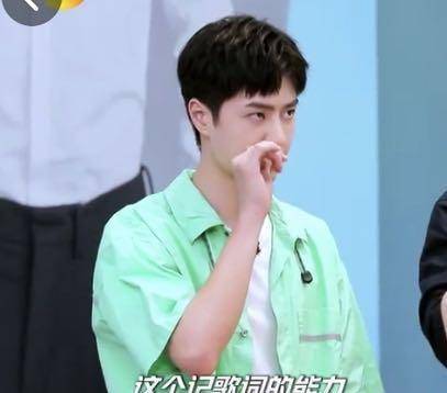 原创王一博最新天天胳膊肿了眼睛不舒服不停的揉录制时小动作不断