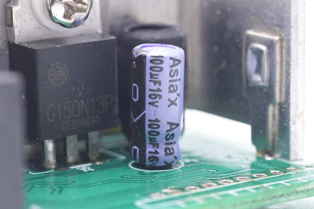 tip127达林顿管特写,为pnp型,耐压100v,采用to220封装.