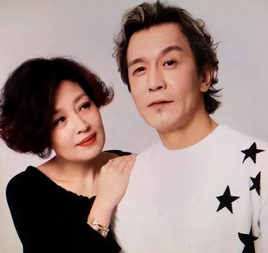 李咏,一位才华横溢的男人,他给哈文的不仅是婚姻,还有青春岁月_婚礼