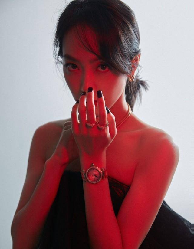 在活动结束后,宋茜通过个人社交账号发出四张照片,并且配上了两个表情