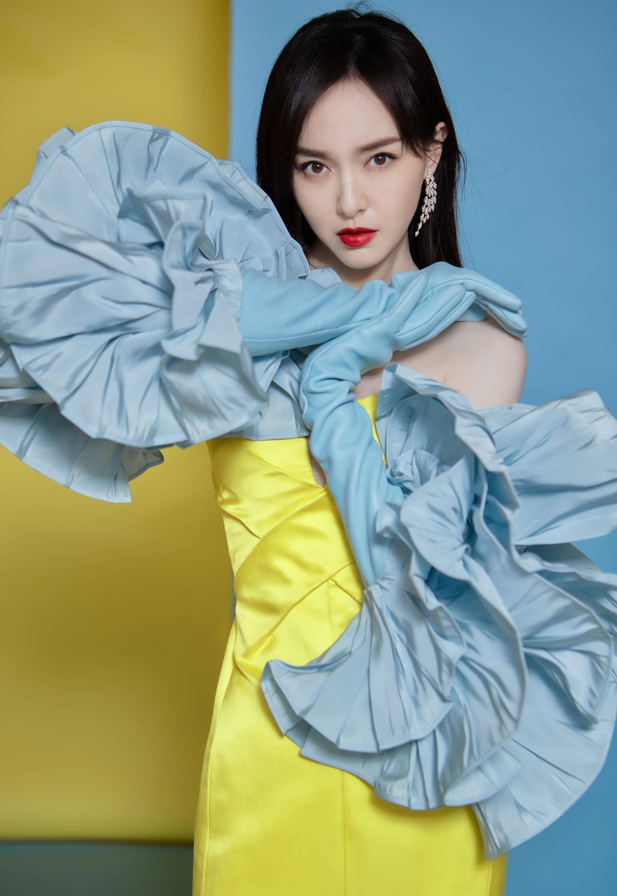 微博之夜红毯造型,唐嫣倪妮关晓彤孙俪周冬雨同穿黄色礼服,谁更美?