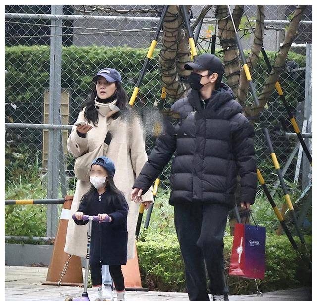 原创高圆圆夫妇教5岁女儿骑单车rhea高清照片曝光酷似赵又廷