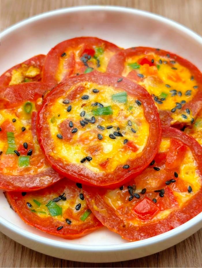 2, 西红柿的肉切碎后打入两个鸡蛋,加入一勺淀粉少许盐,撒入葱花,搅拌