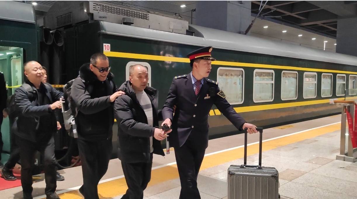 2月21日,普降大雪气温骤降,宁波二队洛宁2组担当的k165次列车停靠在