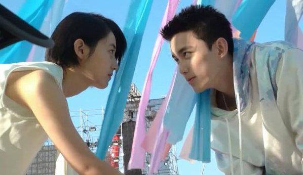 吴磊张子枫,the9等众多明星为高考考生加油,王俊凯在片场凑图也不忘送