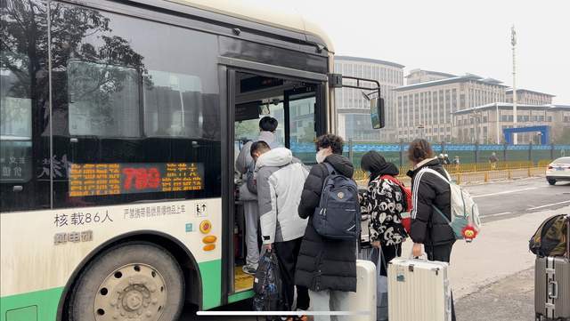 春运最后一个返程高峰来了 武汉公交"马力全开"!_客流_高校_运营