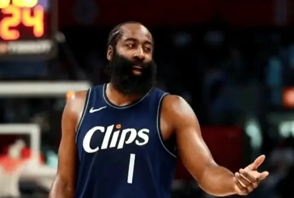 快船队惨遭湖人队21分逆转. 赛后伦纳德很自责.