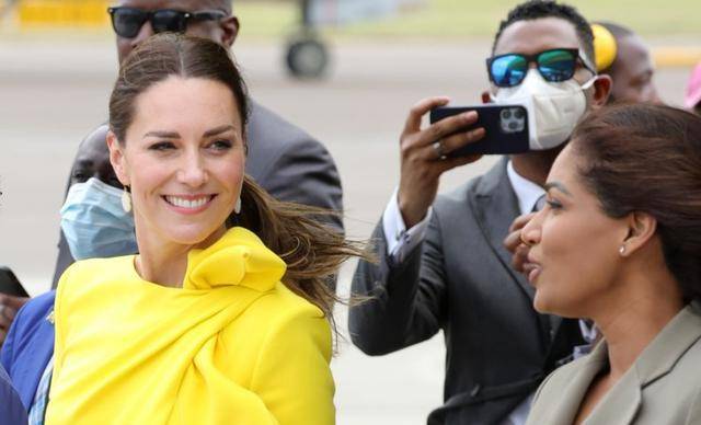 凯特在牙买加欲与世界小姐聊天,对方没回应,网友:她