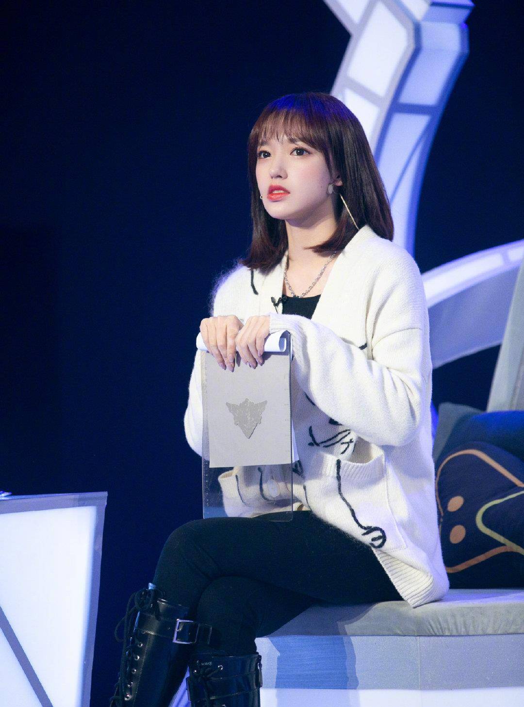 原创程潇粉美衬衫小短裙腹部微凸撑满裙子美少女忘了管理身材吗