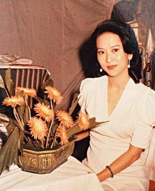 为当上富豪太太,她忍痛穿30年塑身衣,丈夫去世4亿遗产只得1元_洪金梅