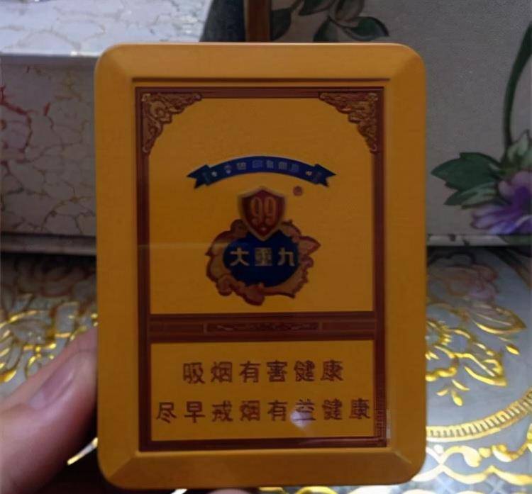 以大重九香烟为例,当时每条市场价大概是800元,被他们换了制造的包装