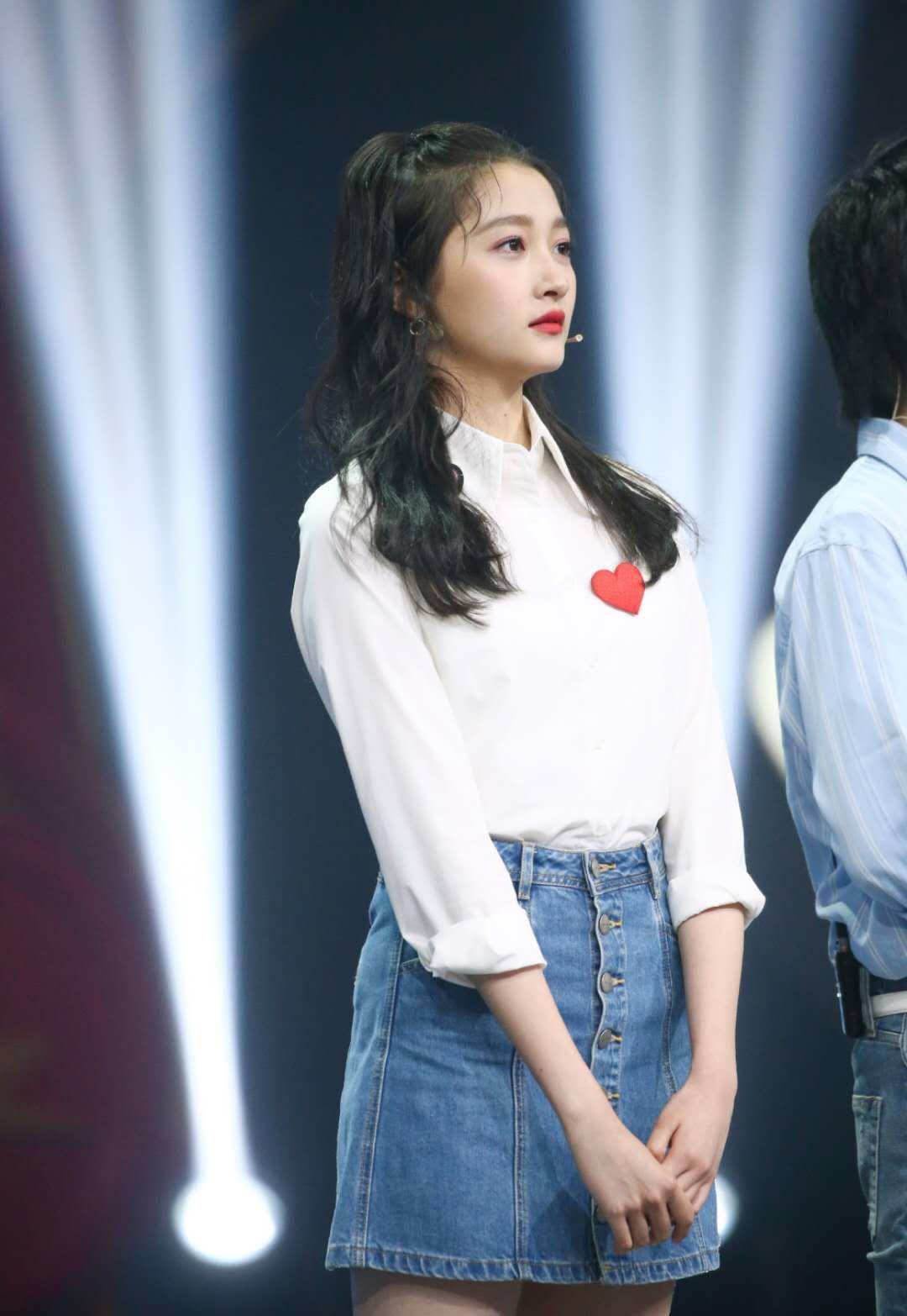 关晓彤又靠魔鬼身材出圈,时尚裤穿着都大,侧身照却显得没脖子_照片