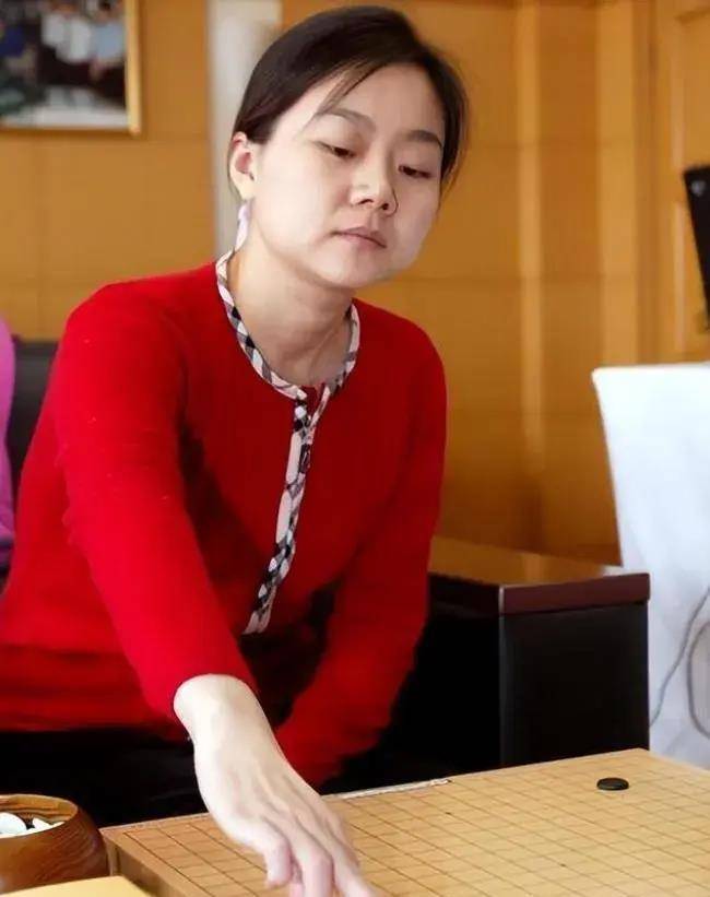 原创48岁常昊显年轻潇洒依旧升围协一把手56岁妻子憔悴显老